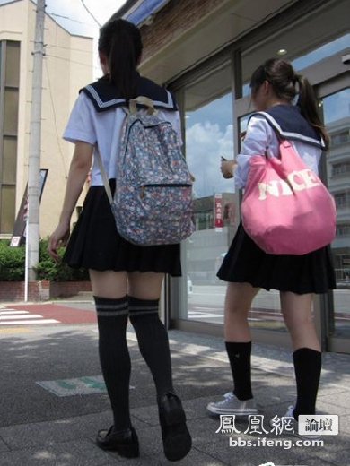 �ձ�Ů��һ����У���ͺ�Ů�� ��BС��ȹ