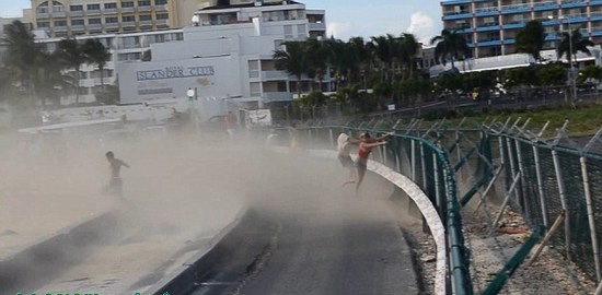 ���Ů�ӽ�ɻ���������ͷ�� ���׼���Զ(��ͼ)